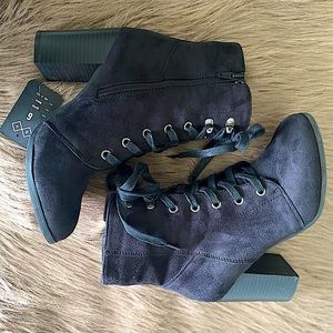 Black lace up bootie size 6